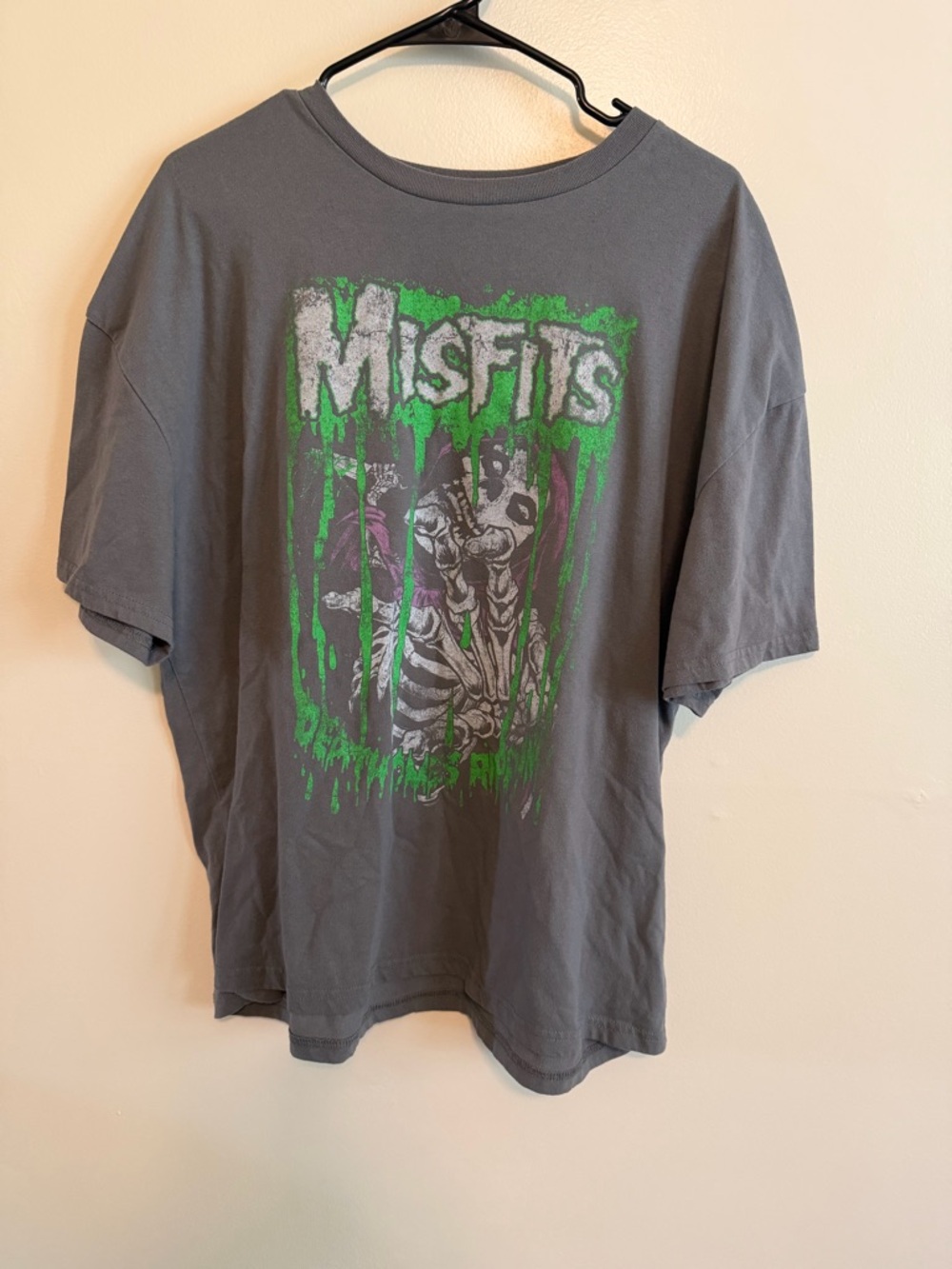 Short-Sleeve Graphic Tee in Gray with Green Print